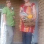 Chantal Hémond donnant des légumes à la fondation Les Jardins du Coeur